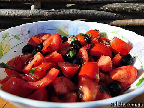 помідорний салат з оливками