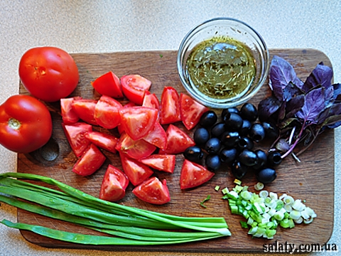помідорний салат з оливками покроково