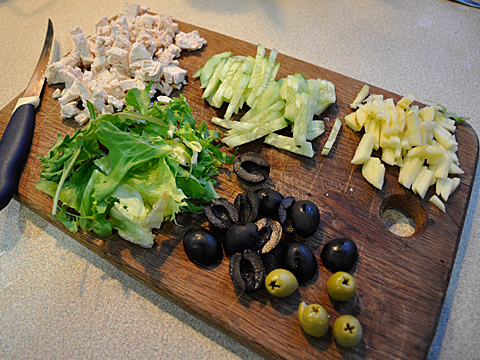легкий салат с курицей и оливками