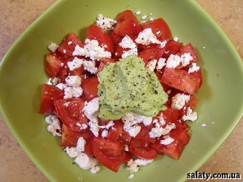 Помідорний салат з соусом гуакамоле