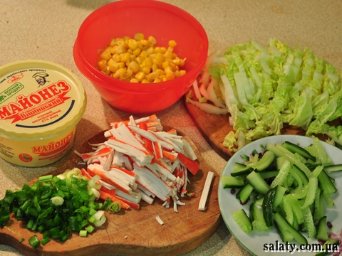 салат з крабовими паличками і кукурудзою фото покроково